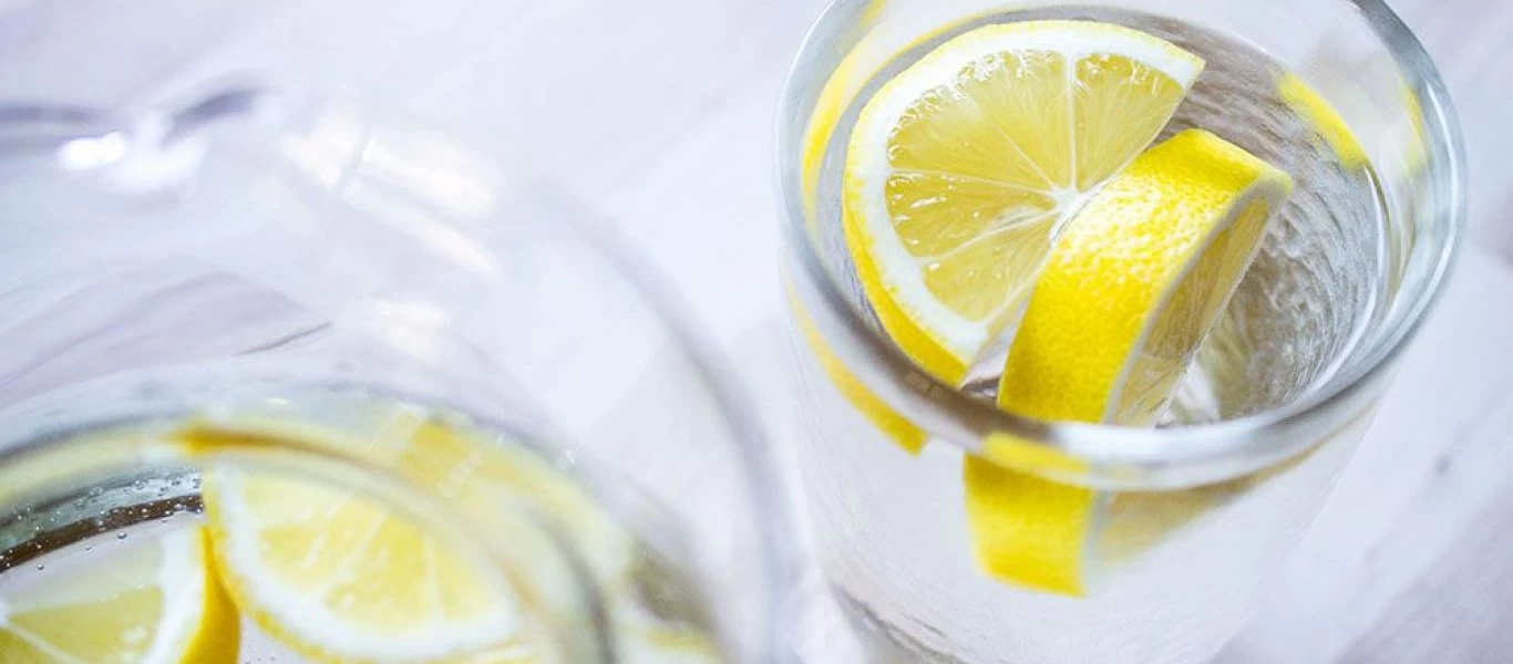 Μύθοι και αλήθειες για το νερό με λεμόνι - Τι πρέπει να γνωρίζετε